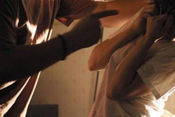 Il marito impedisce alla moglie di tenere relazioni sociali? Si configura il reato di maltrattamenti in famiglia.