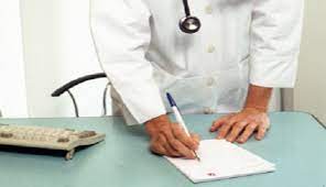 Rimozione di un tatuaggio con luce pulsata? Commette il reato di esercizio abusivo della professione medica chi la effettua senza aver conseguito l’abilitazione professionale, poiché trattasi di atto medico.