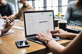 Invio di un’e-mail offensiva a più destinatari, fra cui l’offeso? Il mittente risponde di diffamazione.