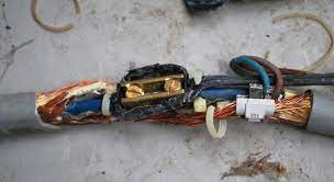 Furto di energia elettrica: ne risponde non solo chi effettua l’allaccio abusivo alla rete di distribuzione, ma anche chi, consapevolmente, se ne avvalga.