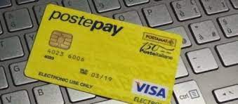 Rinvenimento di assegni, carte di credito o PostePay smarrite: se chi li rinviene non li restituisce, commette il reato di furto.