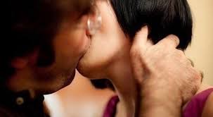 Bacio estorto alla moglie? È violenza sessuale